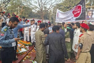 ভাষা শহীদদের শ্রদ্ধা জানাতে শহীদ মিনারে মানুষের ঢল