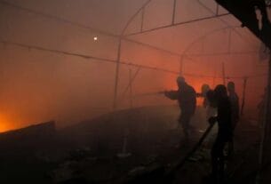 ইসরাইলি বোমা হামলায় বাষ্পে পরিণত হচ্ছে ফিলিস্তিনিরা