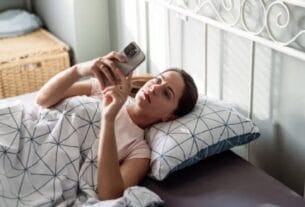 ঘুম থেকে উঠেই ফোন? মস্তিষ্কের যে ক্ষতি করছেন