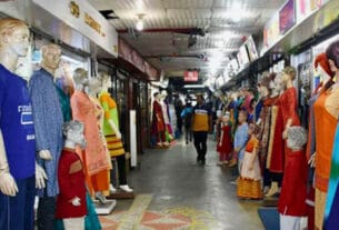 সারা দেশে রাত ৮টার মধ্যে দোকান-শপিংমল বন্ধের সিদ্ধান্ত